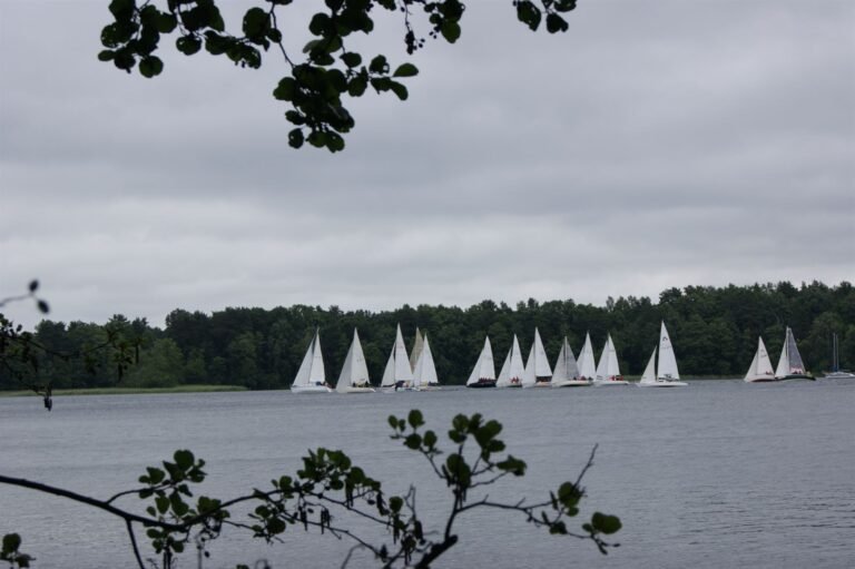 Daug jachtų lenktyniauja Trakų ežere