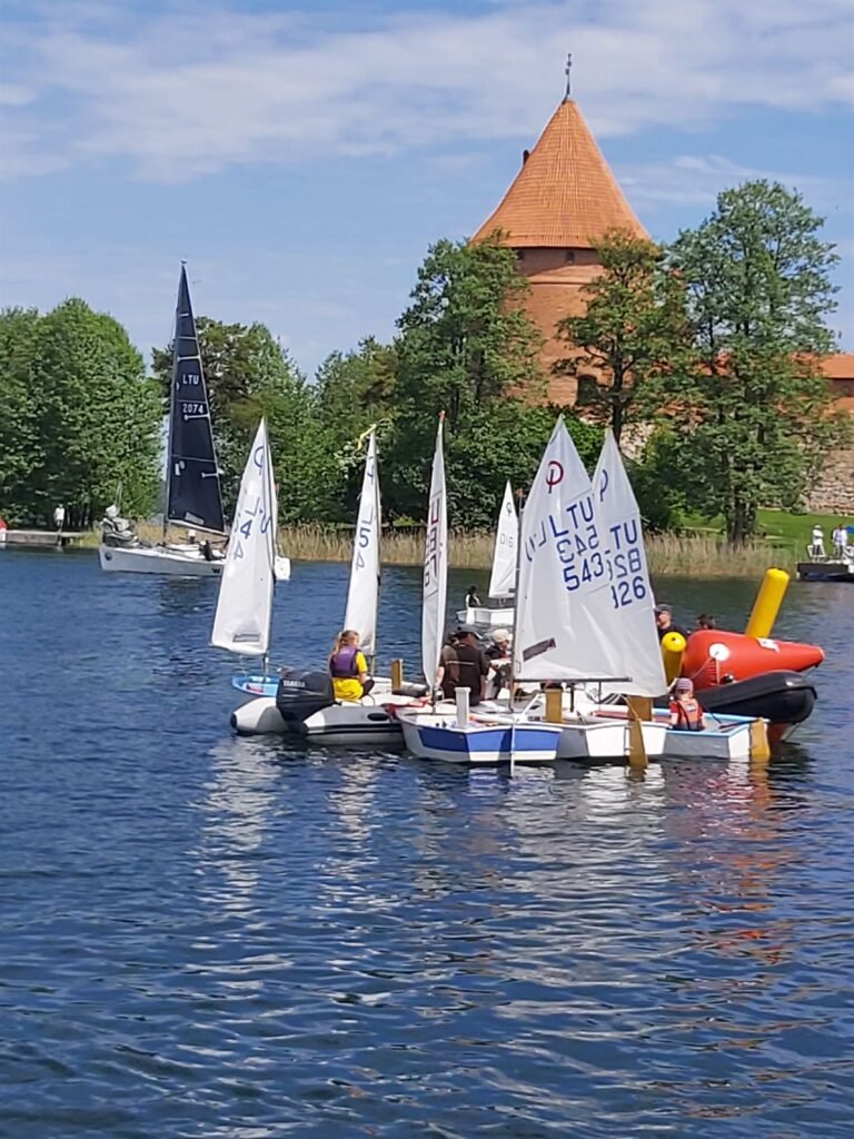 Jachtos prie Trakų pilies bokšto regatos metu